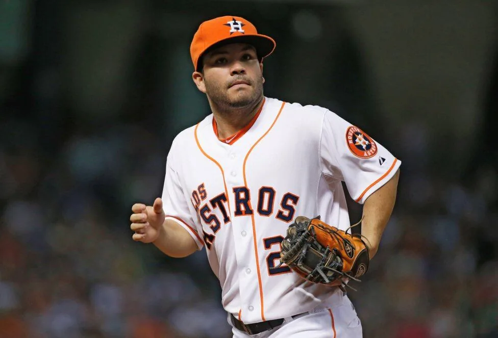 José Altuve practicando lanzamientos y recepciones en el jardín izquierdo durante los entrenamientos de primavera con los Houston Astros