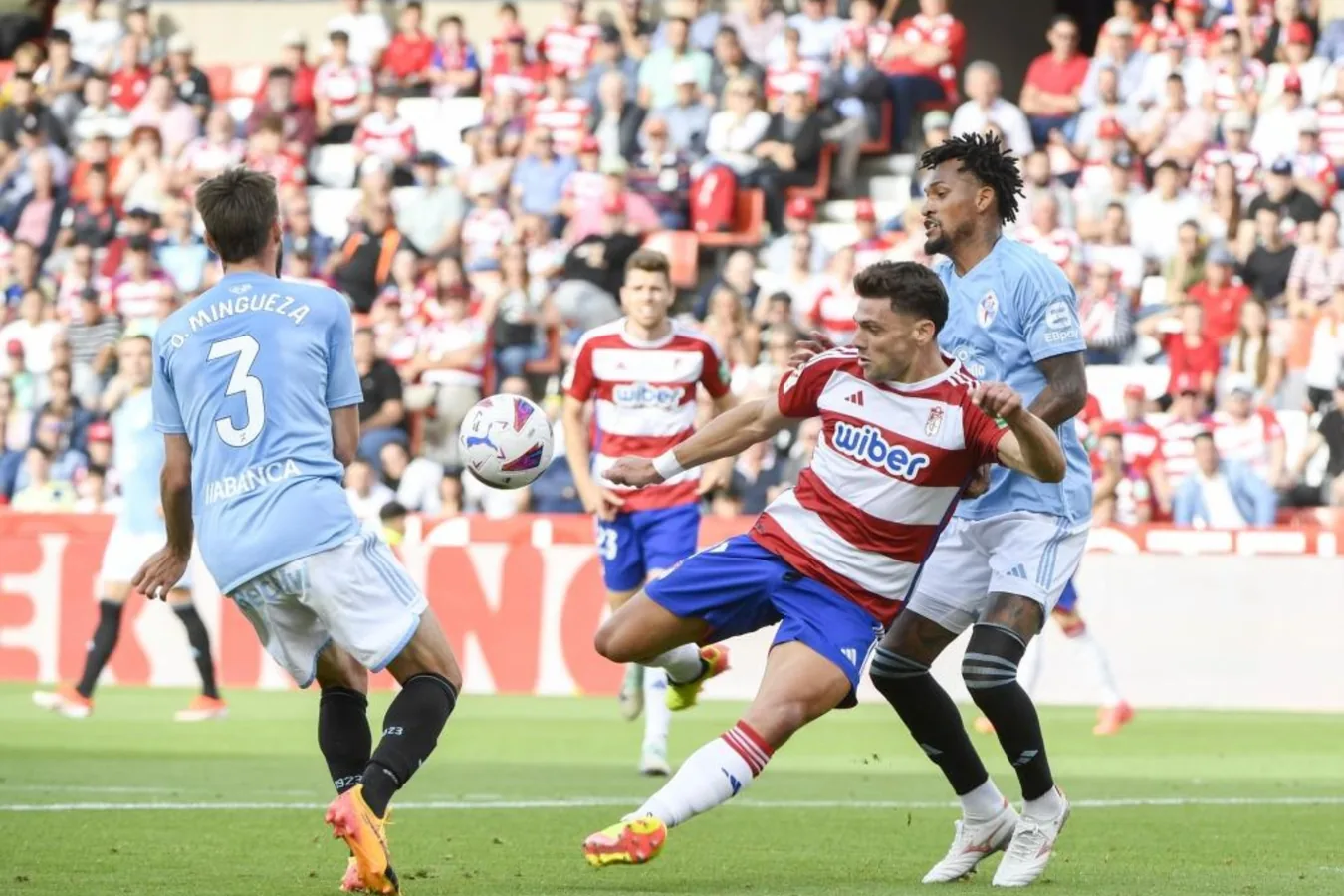 Juan Carlos Boyé celebrando gol con camiseta Granada CF