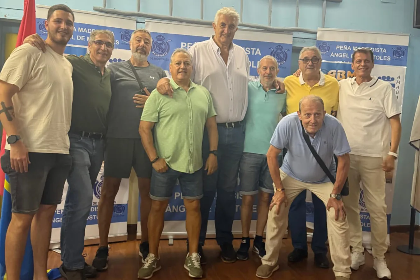 Jugadores leyendas del Real Madrid y la Avenida 50 durante el partido benéfico de baloncesto en Móstoles