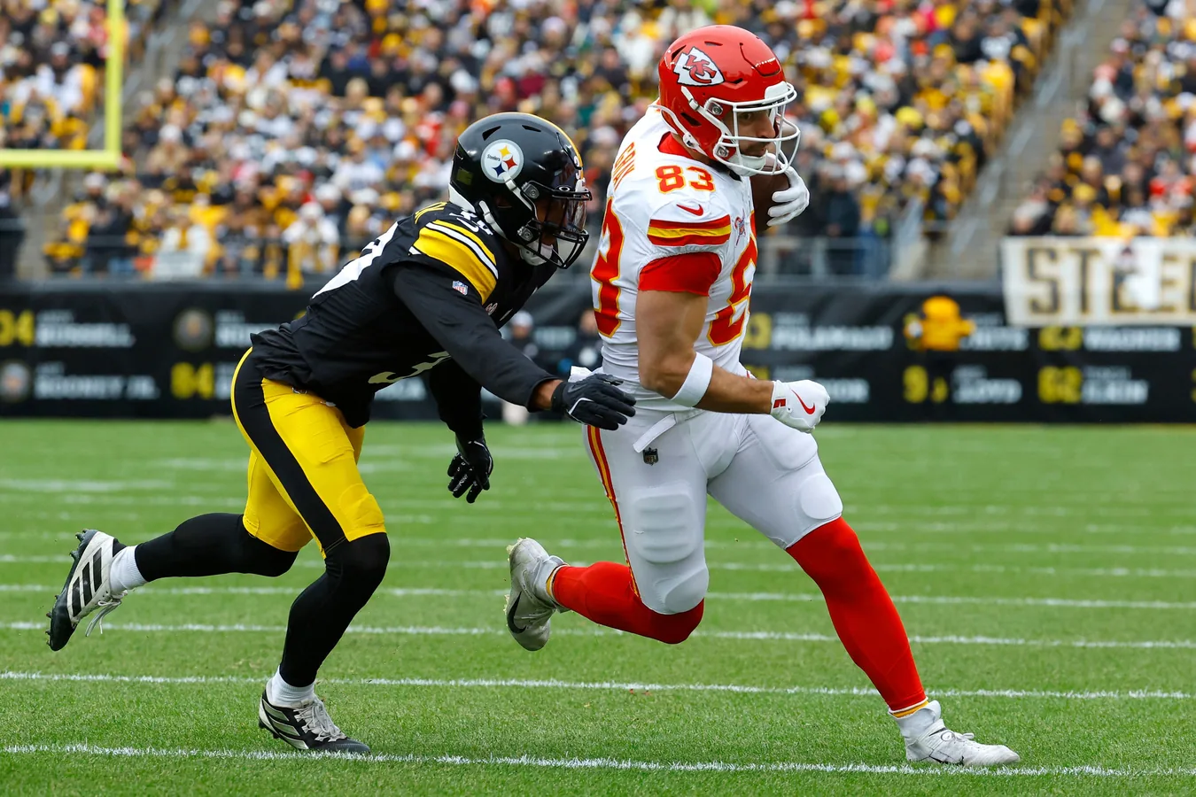 Jugadores de los Kansas City Chiefs entrenando nuevas estrategias ofensivas en el campo sin la presencia de Travis Kelce