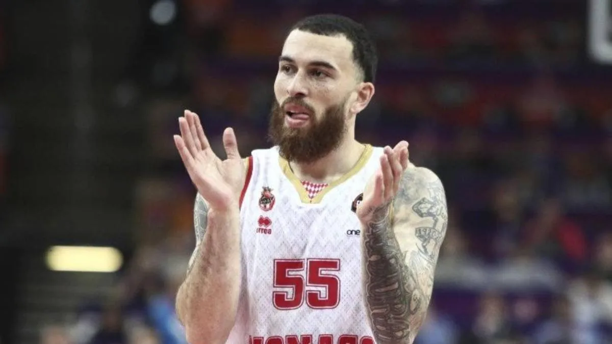 Mike James con la camiseta del FC Barcelona en medio de la disputa contractual
