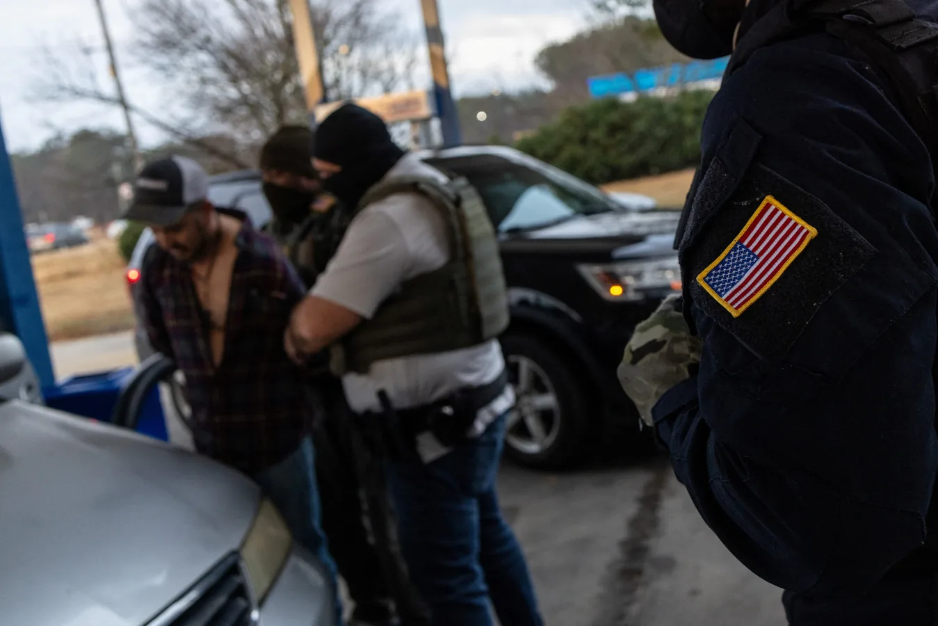 Agentes de ICE en Los Ángeles mientras la comunidad inmigrante comparte información de prevención en redes sociales