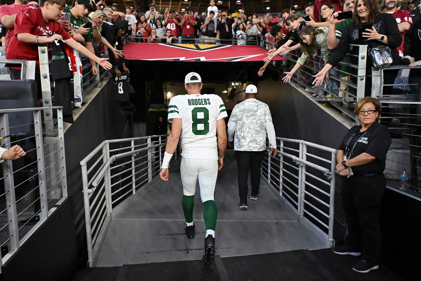 Aaron Rodgers con la camiseta de los New York Jets saludando a la afición en el estadio MetLife