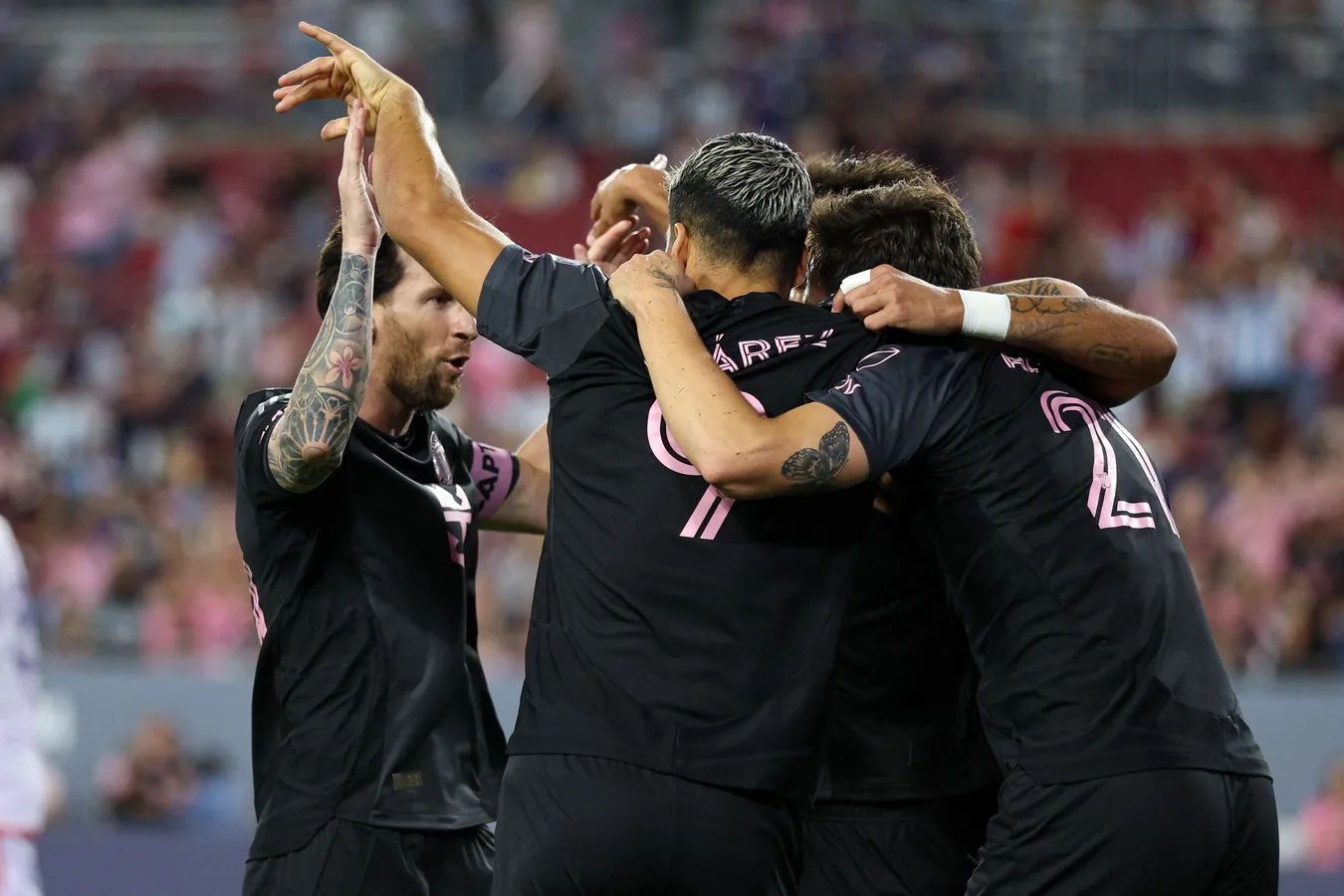Lionel Messi con la camiseta del Inter Miami en el Children's Mercy Park enfrentando al Sporting Kansas City en la Concacaf Champions Cup