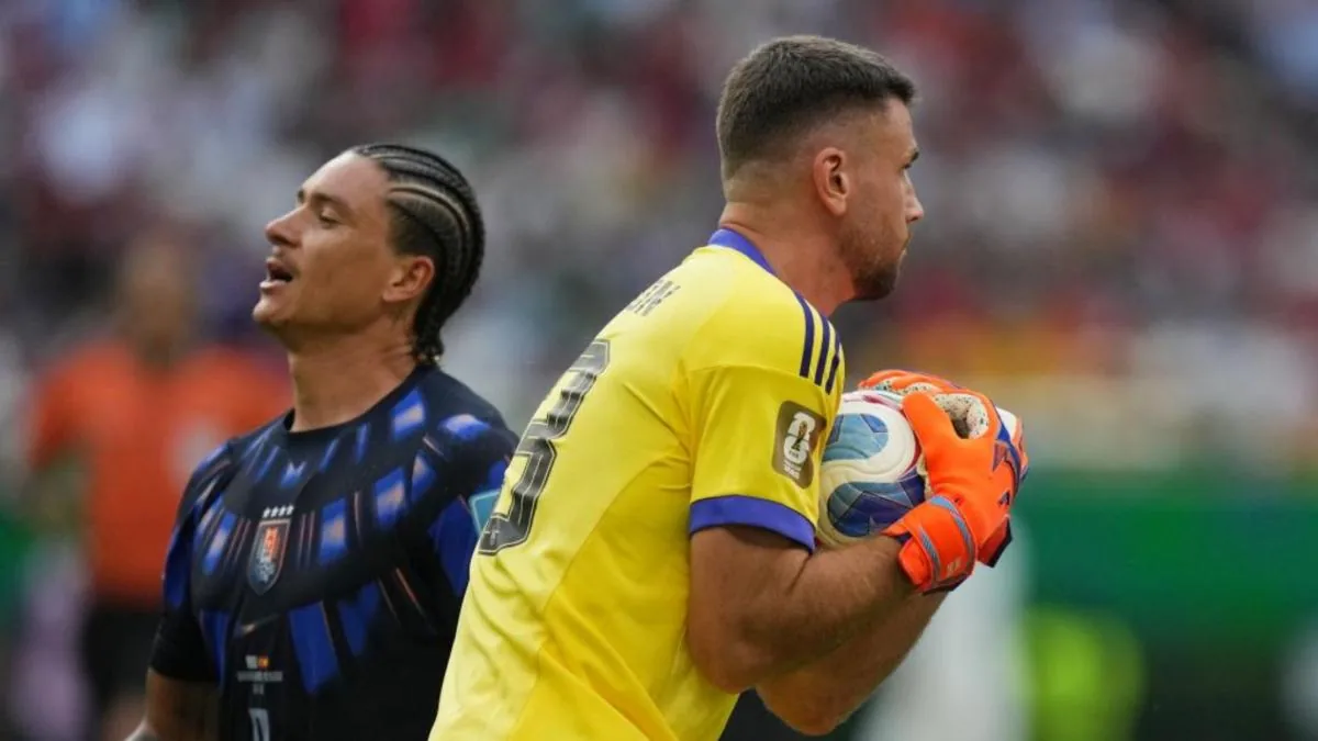 Unai Simón en la portería de la selección española durante su imparable racha invicta y búsqueda de récords históricos en Mundiales