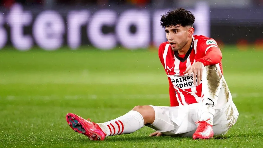 Ricardo Pepi celebrando un gol con la camiseta del PSV en el campo de juego