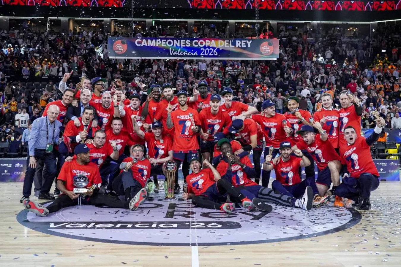 Jugadores del Kosner Baskonia en la cancha tras anunciarse sus salidas del equipo vasco