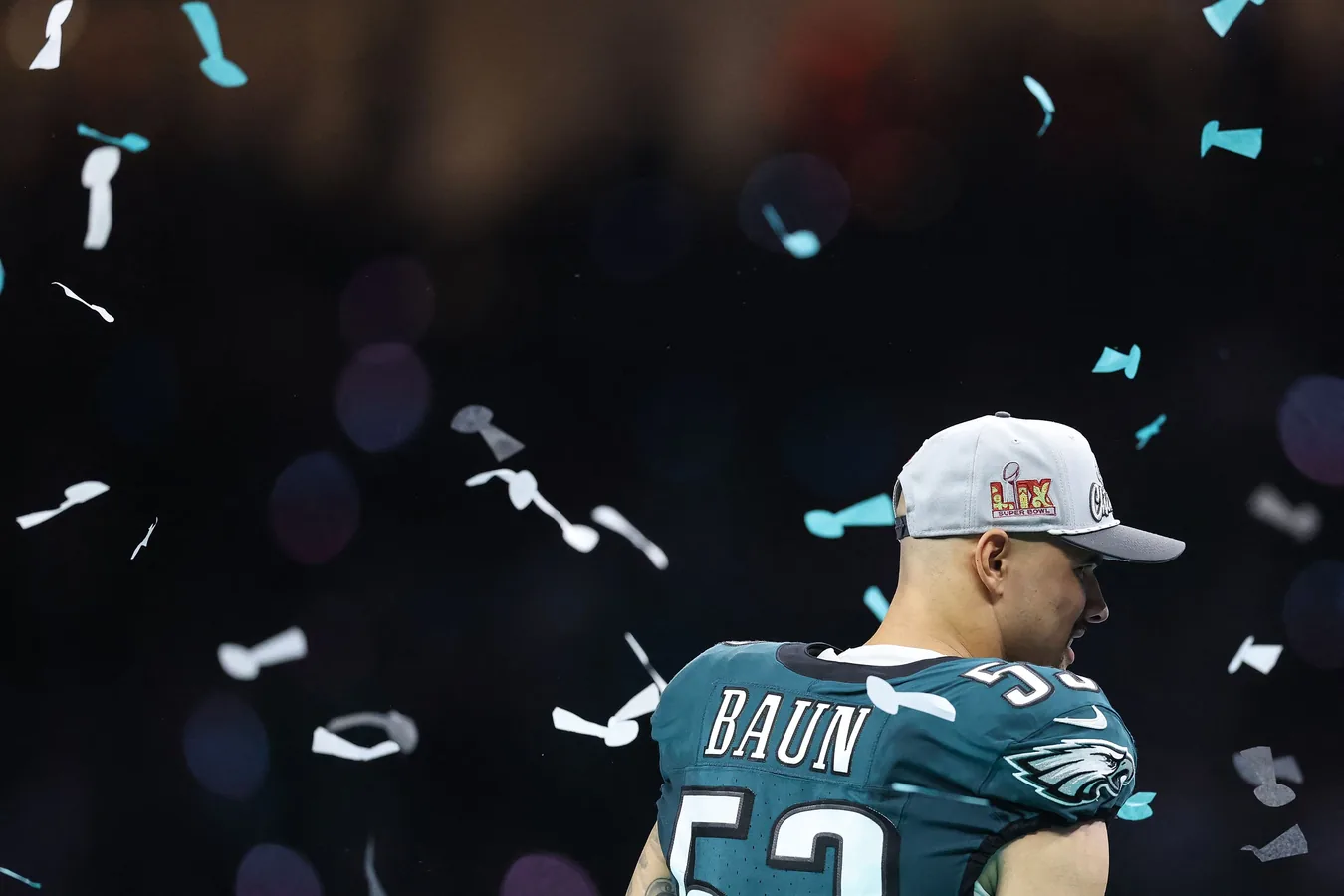 Jugadores de los Philadelphia Eagles saliendo del campo tras celebrar la victoria del Super Bowl LIX