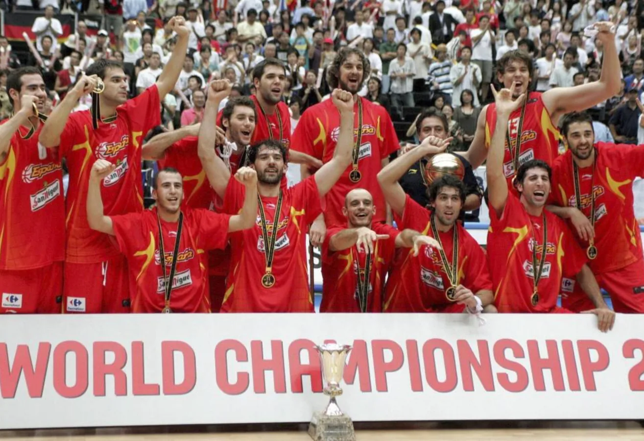 Plantel histórico de la selección de baloncesto de España celebrando el oro del Mundial 2006 en Japón
