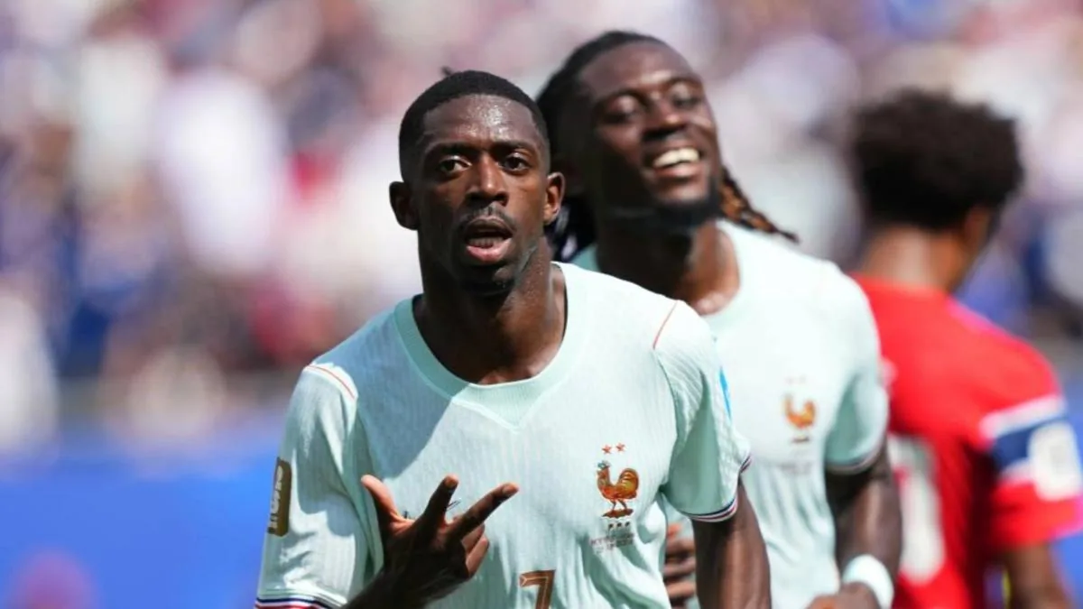 Ousmane Dembélé celebrando con la camiseta de la selección francesa junto a sus compañeros de equipo