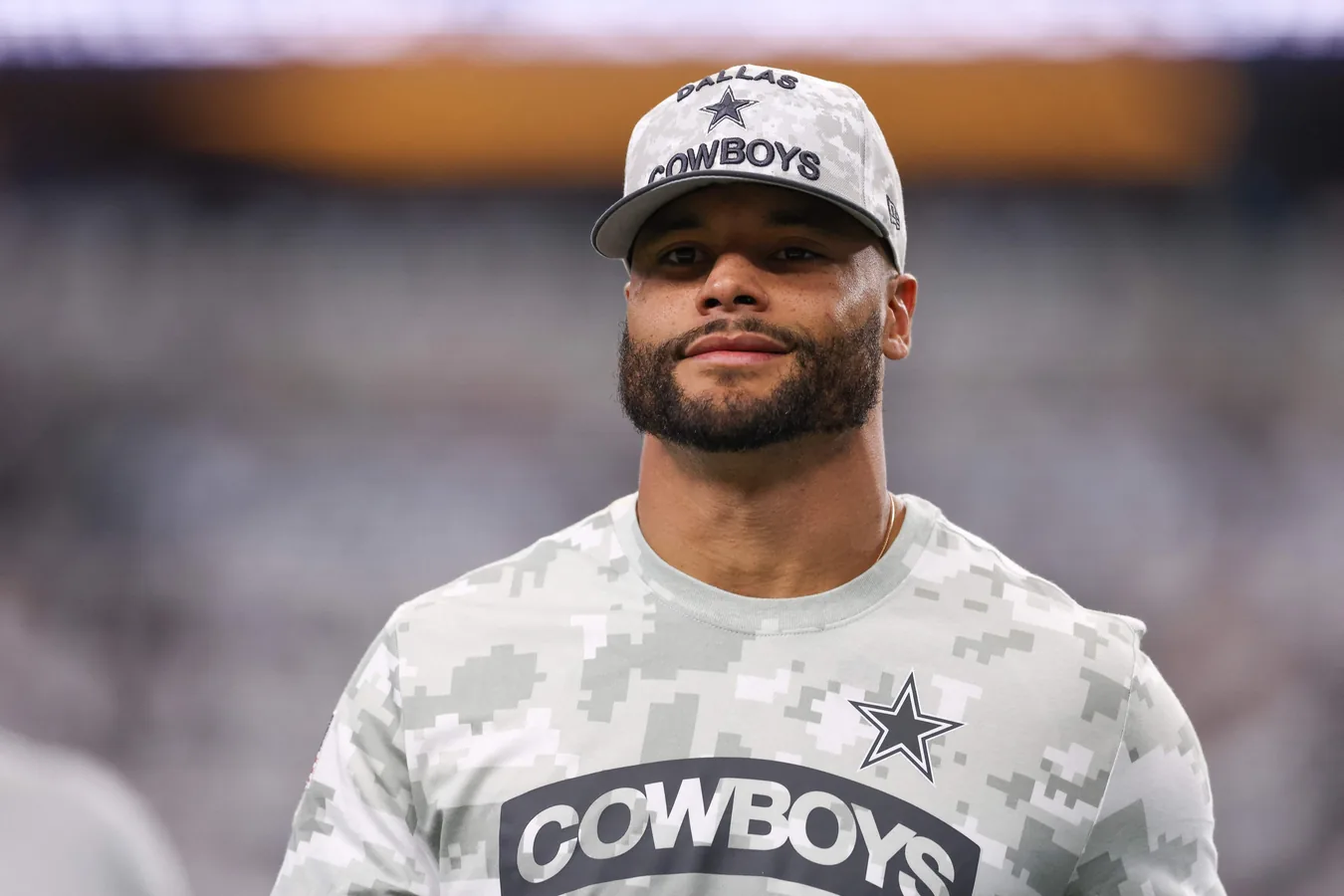 Dak Prescott lanzando el balón durante un partido de los Dallas Cowboys en el estadio