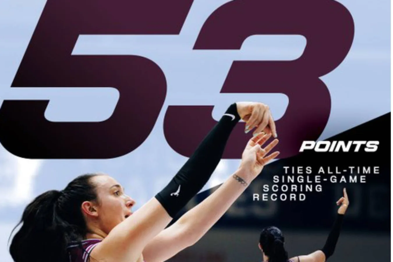Marina Mabrey celebrando sus 53 puntos en la cancha de la WNBA junto a María Conde