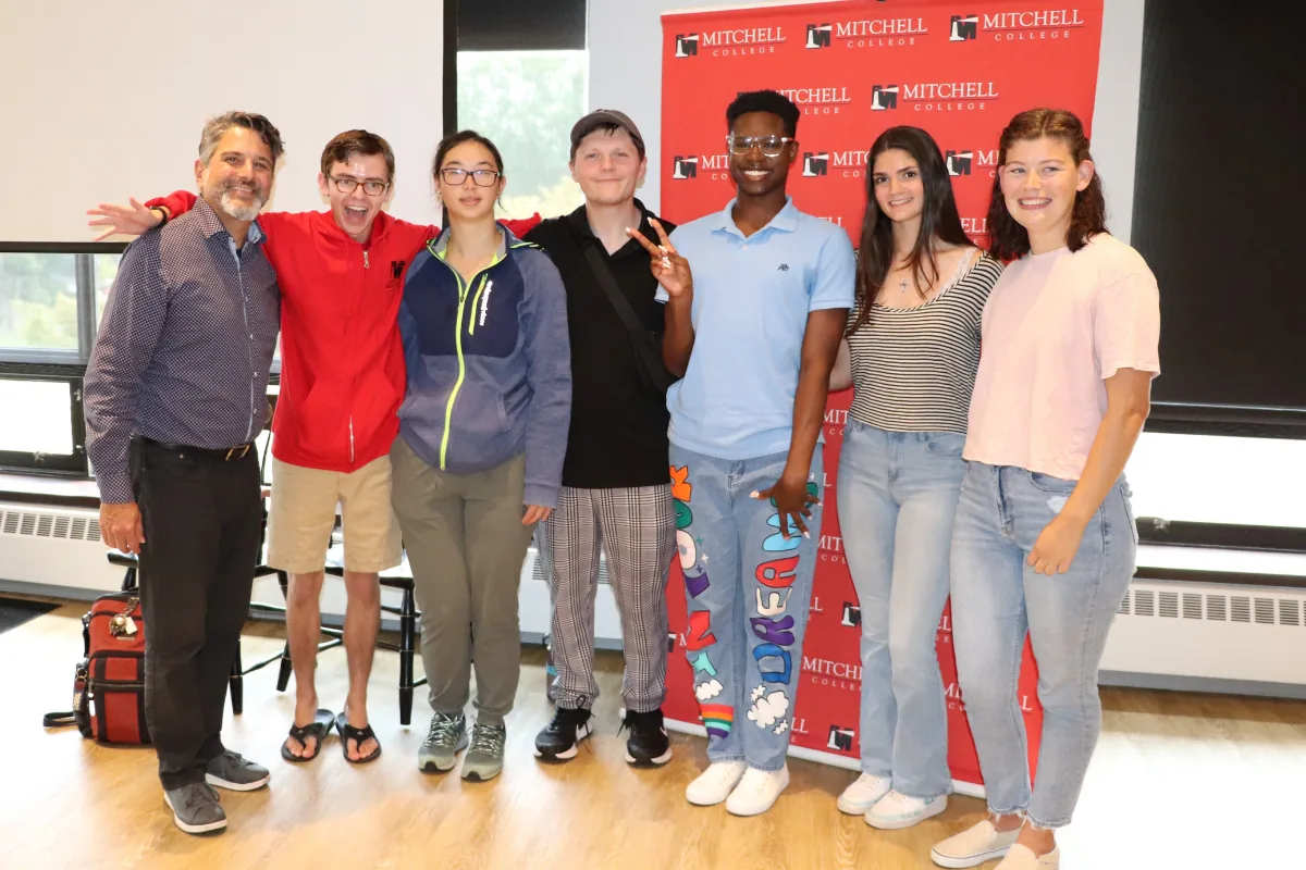 Presentador Julio Ricardo Varela conversa con estudiantes de Mitchell College sobre neuroinclusión y hospitalidad radical.