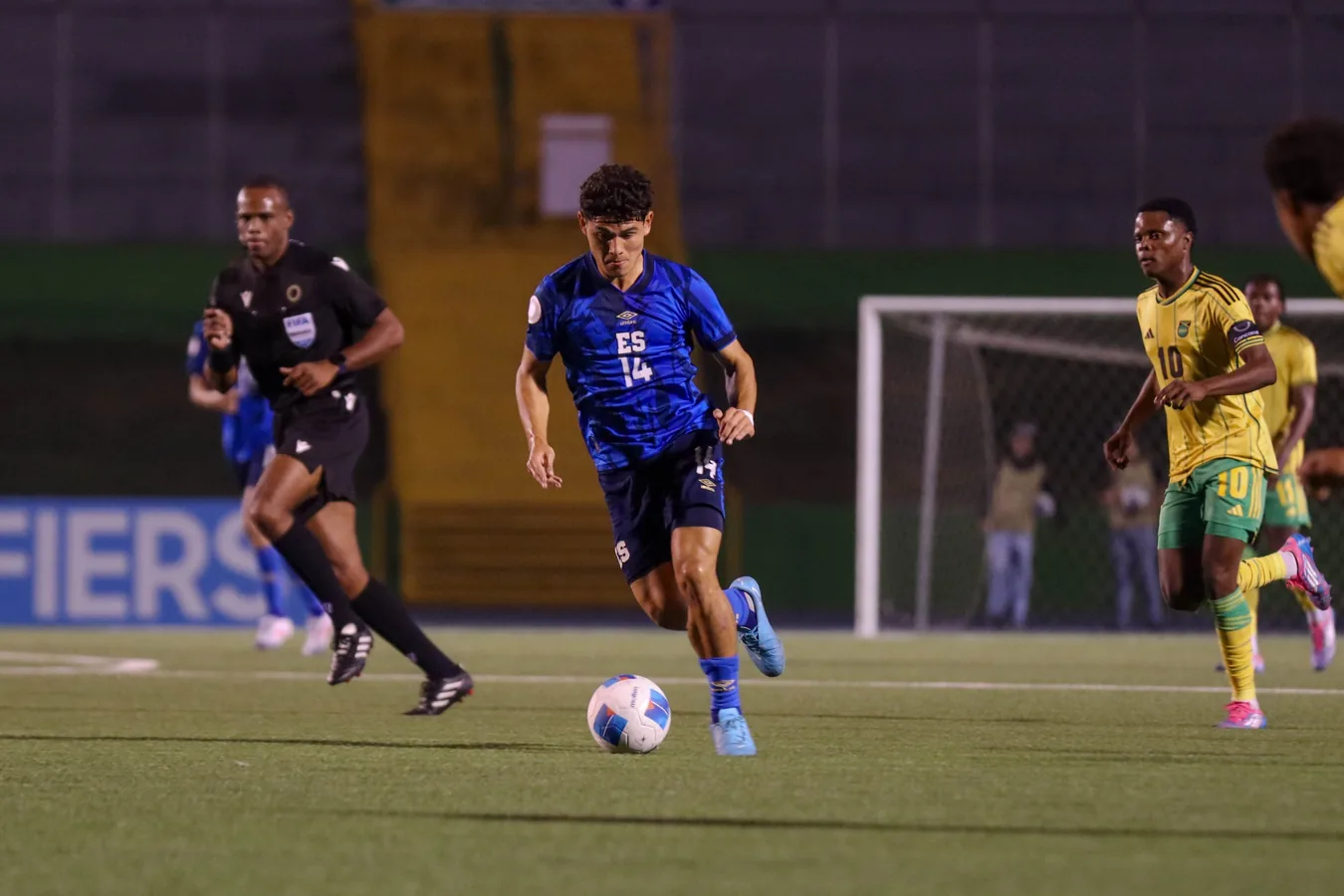 Jugadores de fútbol centroamericanos con banderas regionales ante la ampliación de la Copa Mundial FIFA 2026