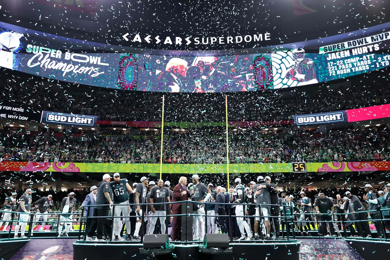 Desfile de campeones Philadelphia Eagles Super Bowl LIX con el trofeo Lombardi en Filadelfia