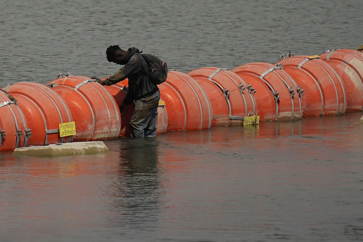 Boyas de la barrera flotante de Texas instaladas en el río Grande cerca de la frontera con México.