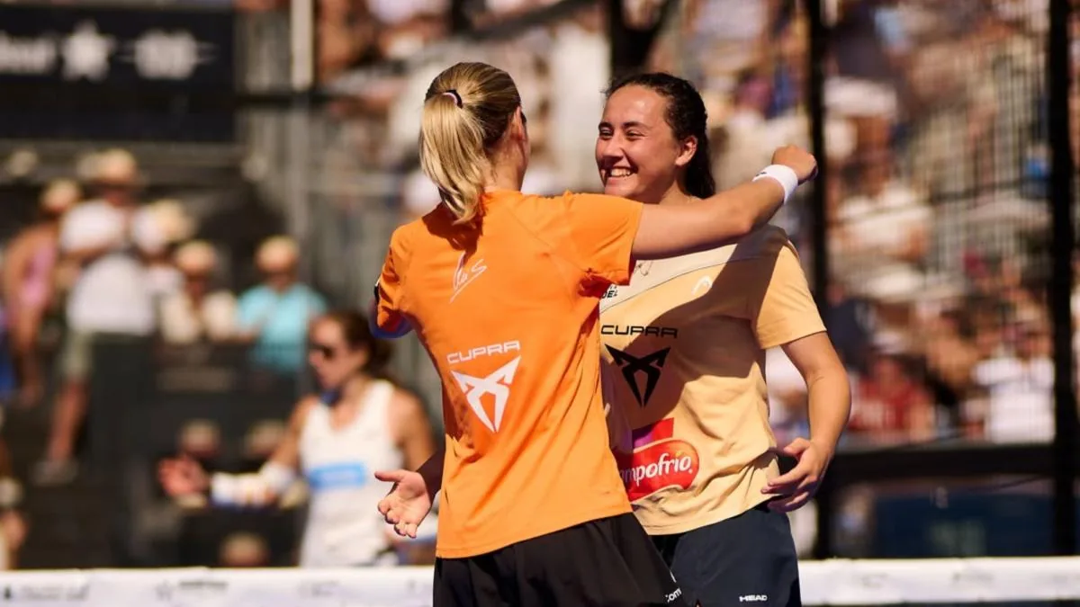 Ari Sánchez y Andrea Ustero celebrando su victoria sobre las cabezas de serie en el torneo de tenis