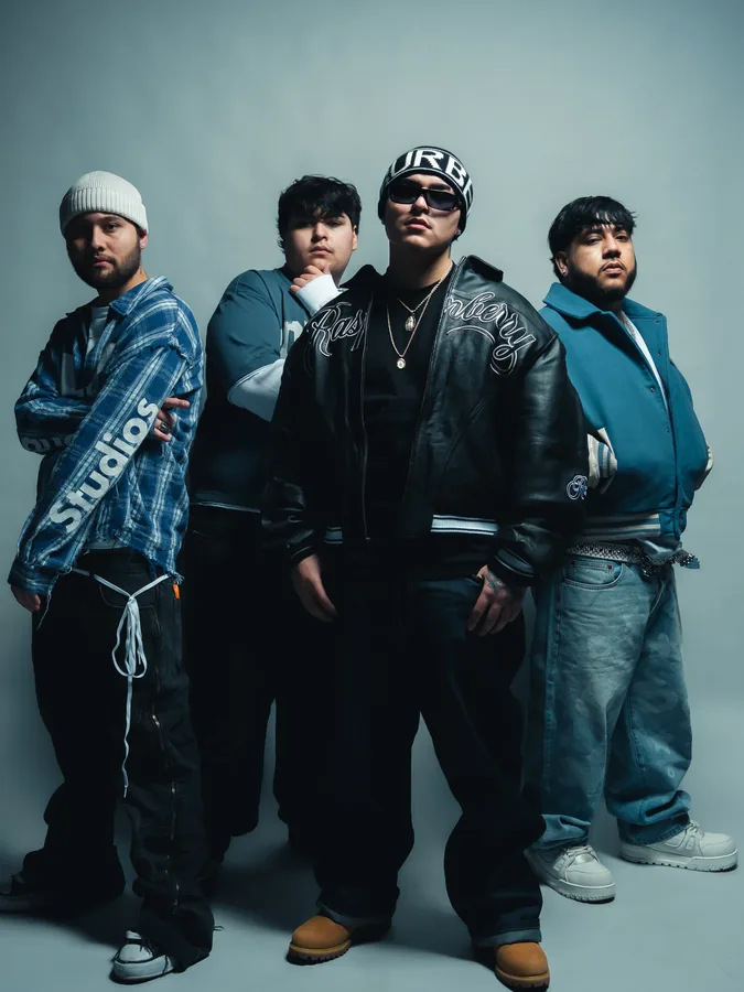 Línea Personal en el escenario promocionando el TODO Ø NADA Tour con fechas de gira por Estados Unidos