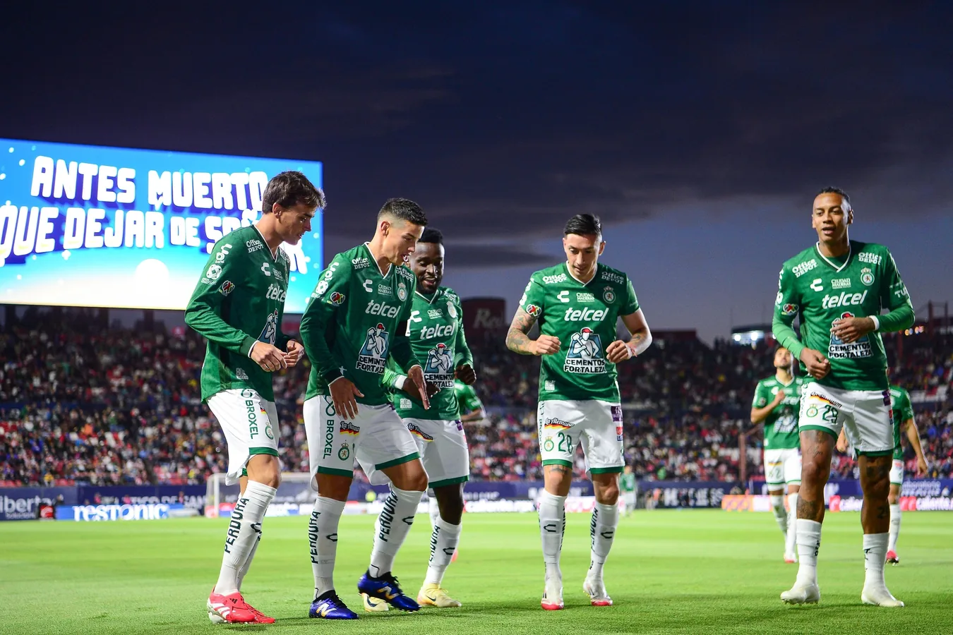 Celebación del Club León tras vencer a Atlético de San Luis en el estadio Alfonso Lastras