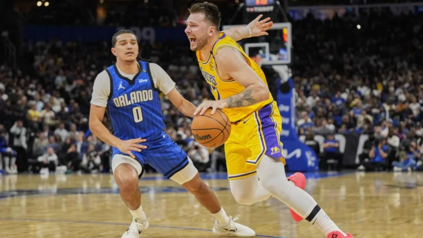 Luka Doncic y LeBron James de los Lakers en el partido contra Orlando Magic