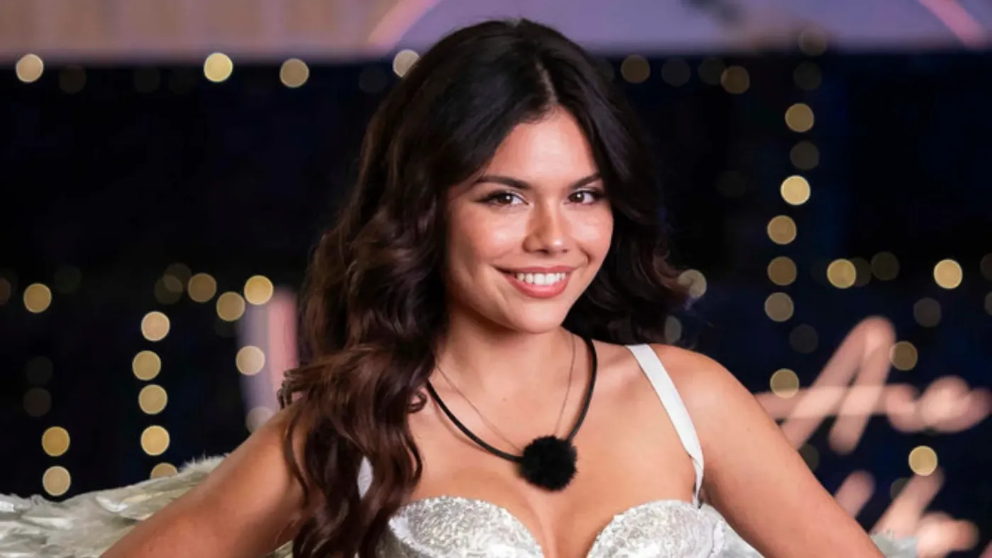 Participante latina Alannah Keyser en el reality Love Island USA frente a alegaciones de racismo