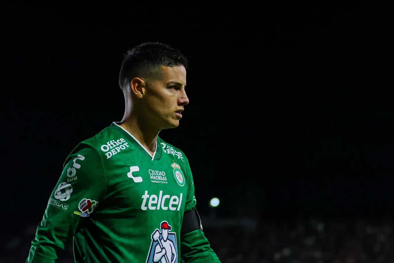 James Rodríguez dirigiendo el juego con camiseta de Tigres en estadio Alfonso Lastras