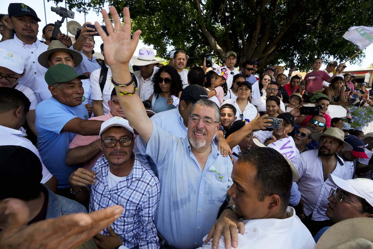 Microfono podcast Latino Rebels Radio sobre elecciones Guatemala Semilla