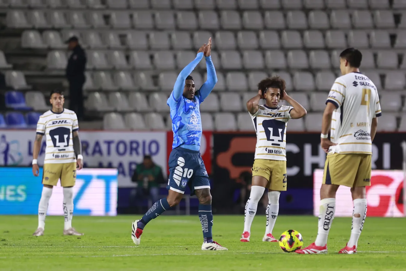 Jugadores del Pachuca celebran su victoria 2-1 ante los Pumas en la Jornada 7 de la Liga MX Clausura 2025