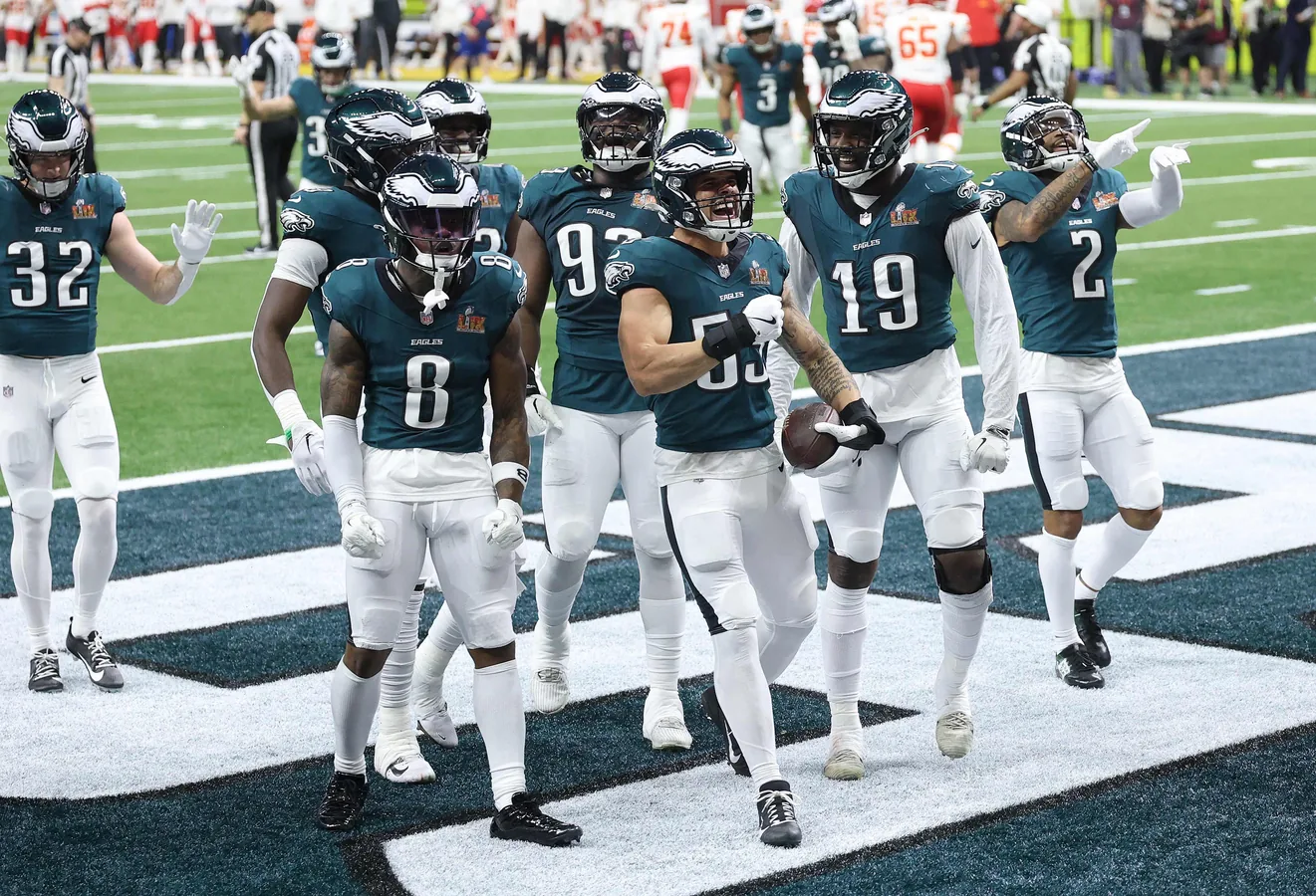 Defensa de los Eagles presionando a Patrick Mahomes en la victoria del Super Bowl LIX