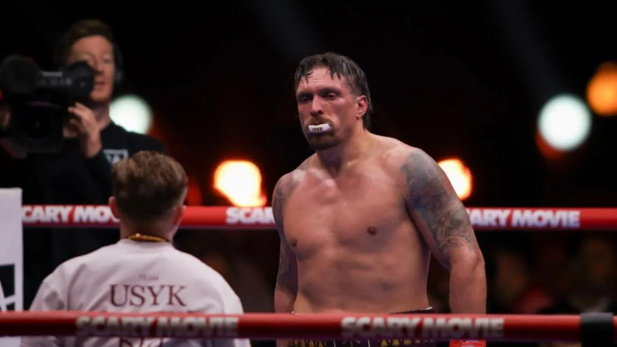 Oleksandr Usyk con los cinturones vacantes de peso pesado, anticipando la pelea unificadora contra Anthony Joshua.
