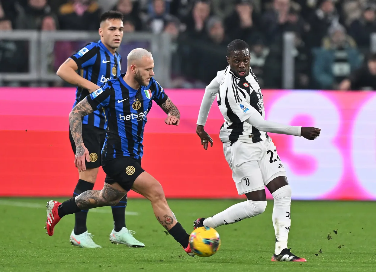 Timothy Weah ejecutando una jugada creativa en el campo de la Juventus durante la temporada 2025