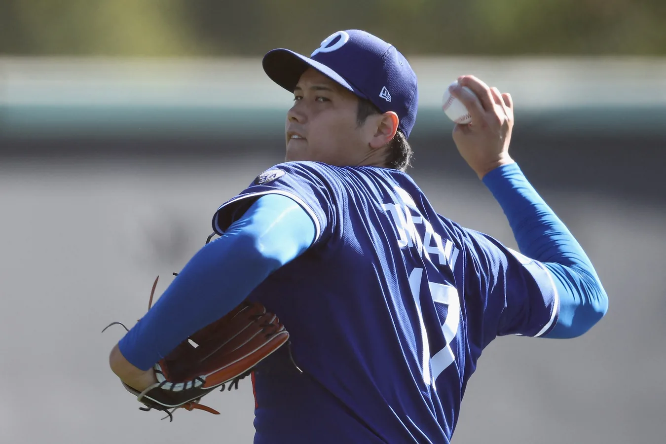 Shohei Ohtani lanzando en fase de rehabilitación con el uniforme de los Los Angeles Dodgers