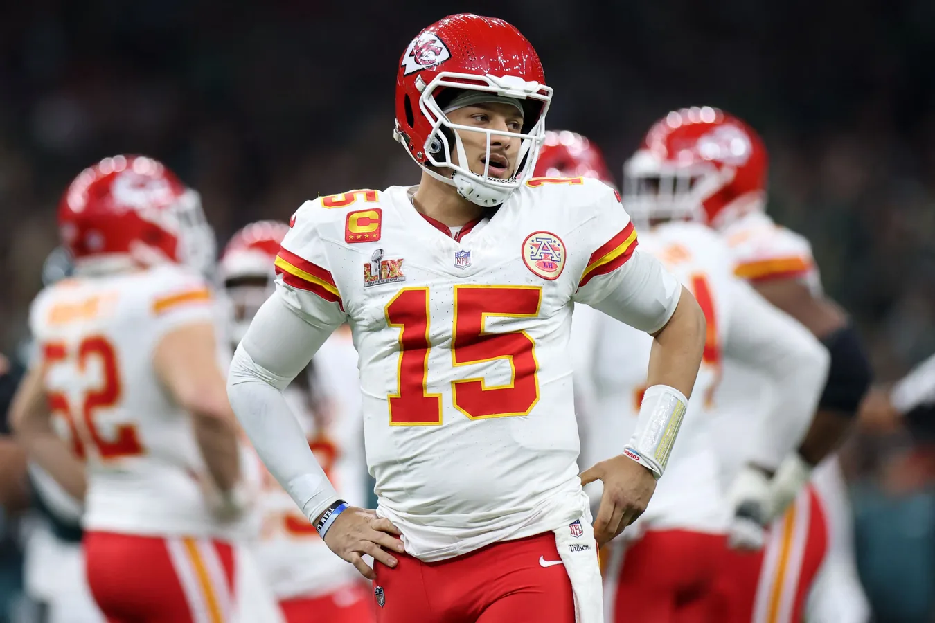Patrick Mahomes con uniforme de los Kansas City Chiefs tras el partido del Super Bowl LIX