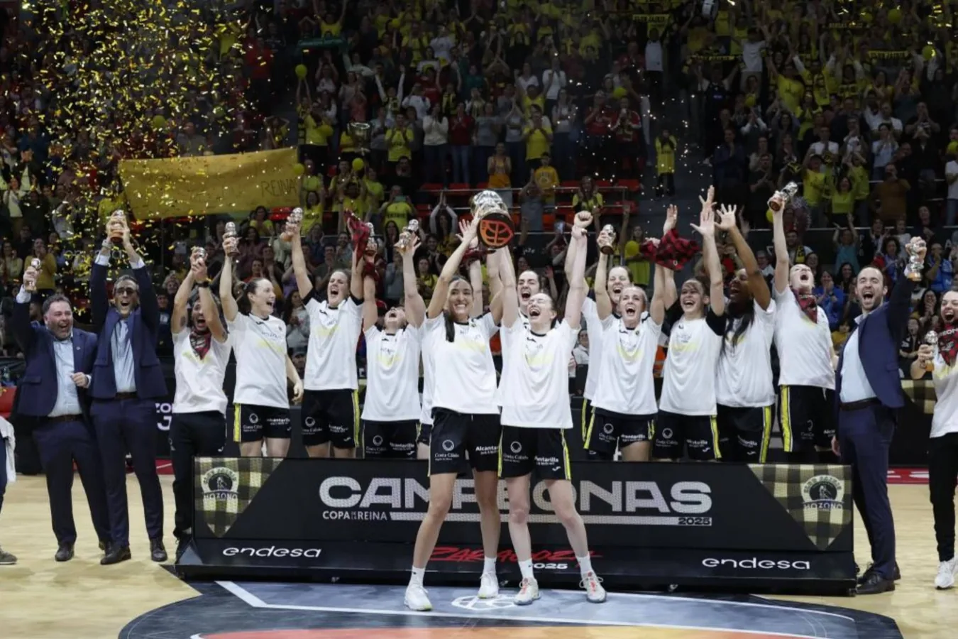 Jugadoras del Hozono Global Jairis celebrando la victoria en la final de la Copa de la Reina de baloncesto femenino
