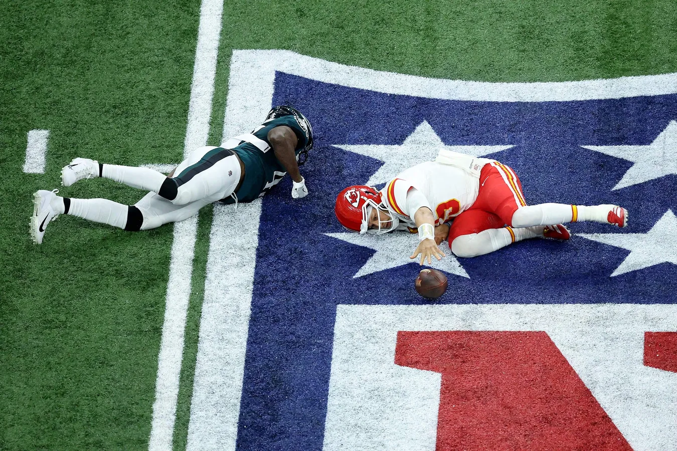Philadelphia Eagles celebrando el trofeo Vince Lombardi tras ganar Super Bowl LIX contra Chiefs