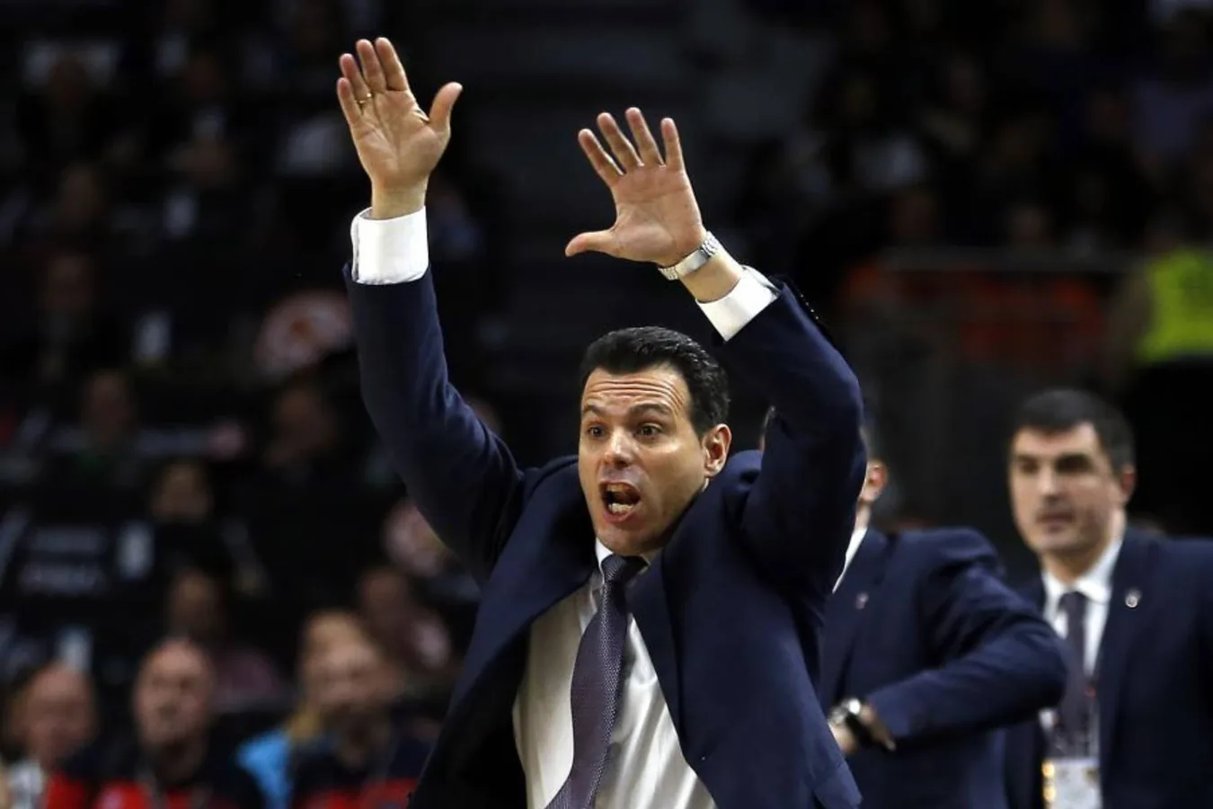 Plantilla del Valencia Basket ejecutando una jugada de tiro exterior en la Eurocup antes de la semifinal ante el Hapoel Tel Aviv