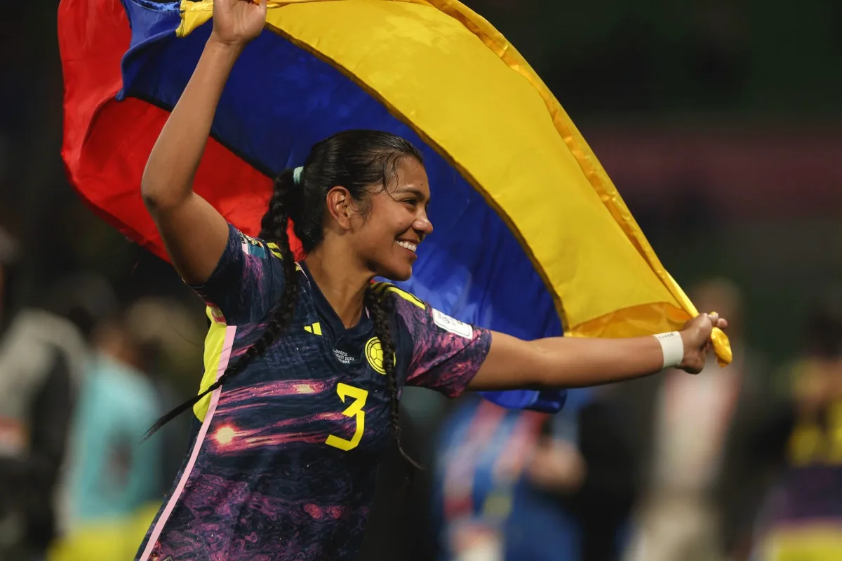 Portada del podcast Latino Rebels Radio sobre el auge del fútbol femenino no europeo en la Copa Mundial