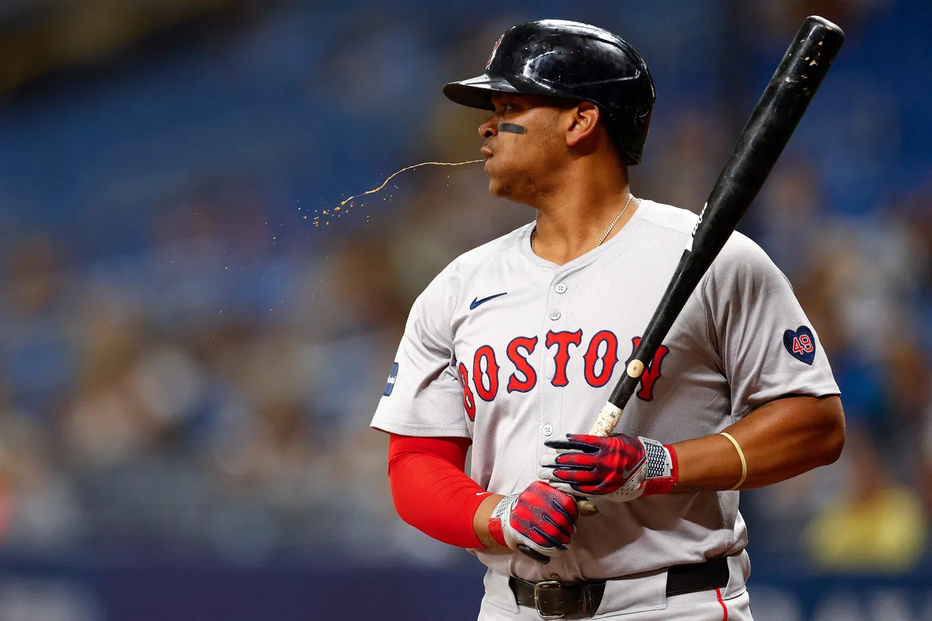 Rafael Devers y Alex Bregman de los Boston Red Sox en el campo de juego