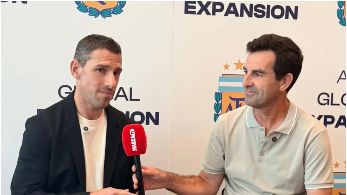 Maxi Rodríguez en entrevista deportiva comentando sobre el fútbol argentino y europeo