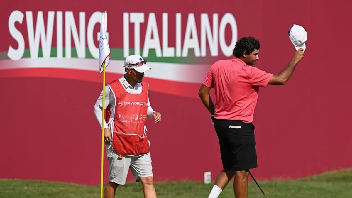 Eugenio López-Chacarra celebrando su liderato en el campo del Open de Italia en Turín