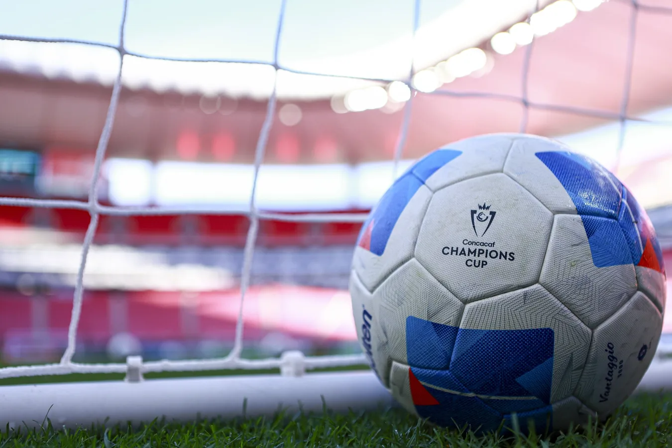 Trofeo de la Concacaf Champions Cup junto a escudos de la MLS representando la ruta al Mundial de Clubes 2025.