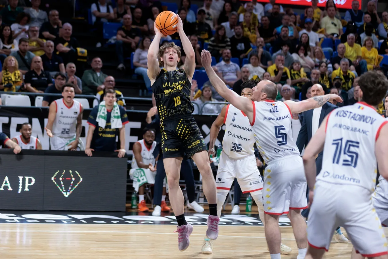 Dylan Bordón jugador de baloncesto en acción durante un partido universitario