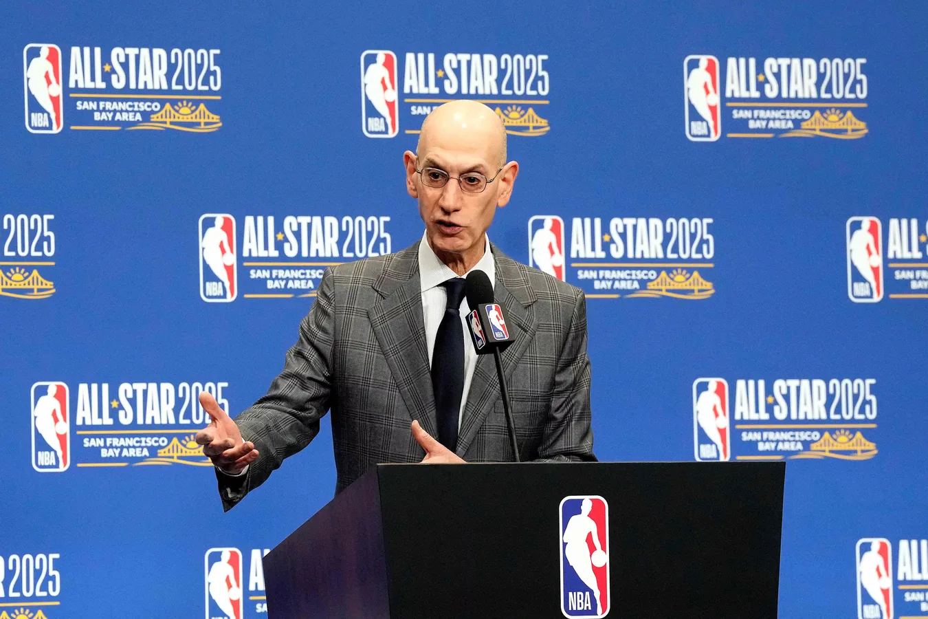 Adam Silver en el evento All-Star de la NBA en San Francisco con símbolos de baloncesto