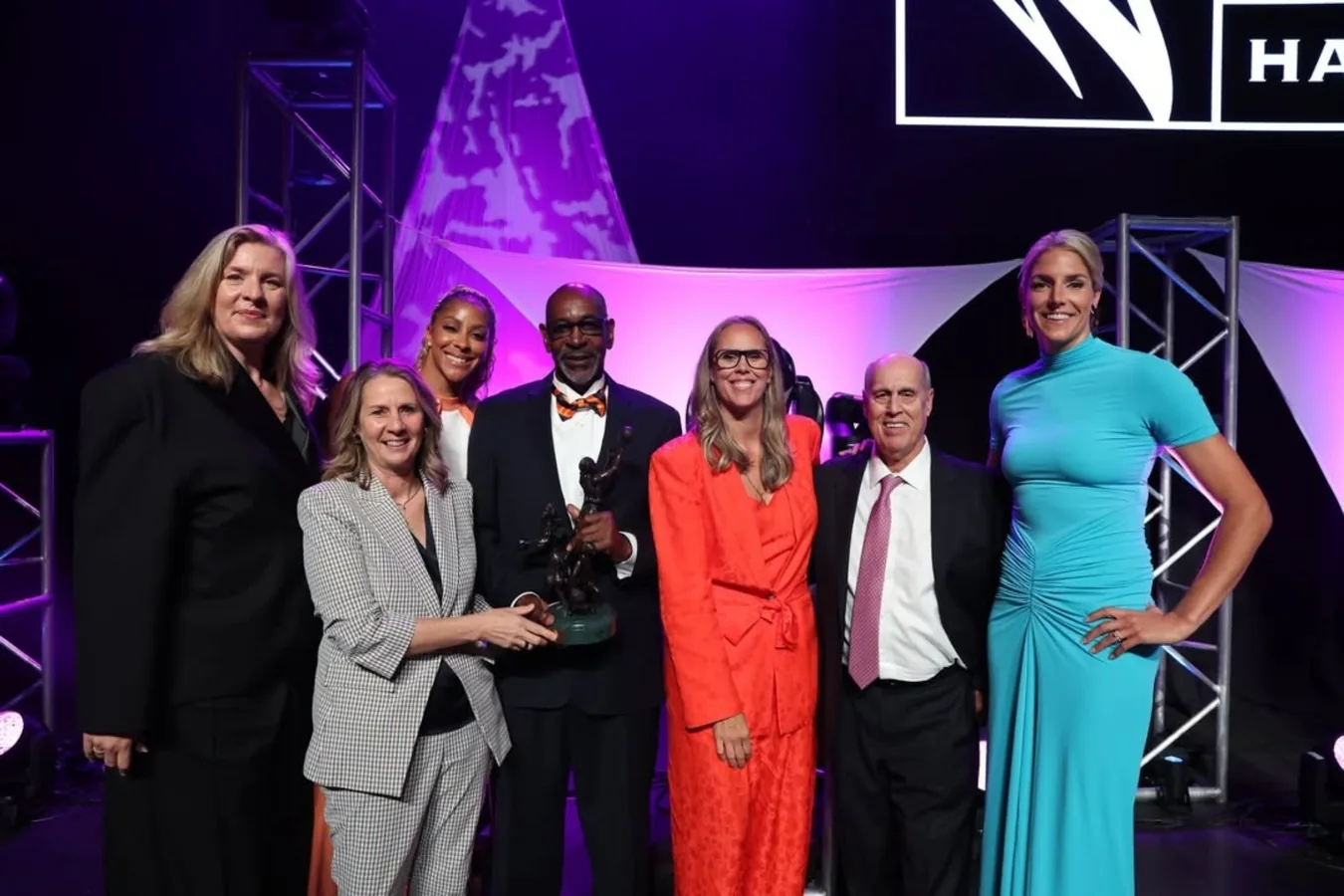 Amaya Valdemoro recibiendo distinción en el Hall of Fame de la WNBA
