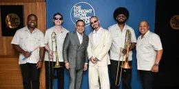 J Balvin y Gilberto Santa Rosa actuando juntos en el escenario de The Tonight Show