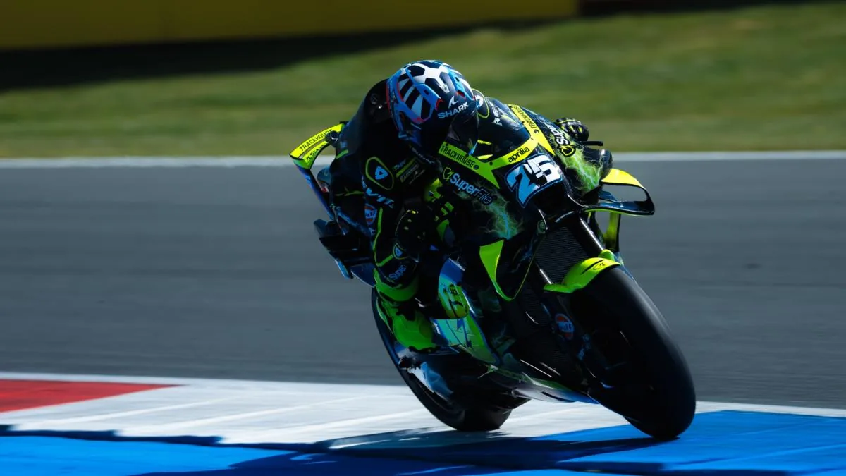 Raúl Fernández celebrando la victoria en el Sprint de MotoGP en el circuito de Assen