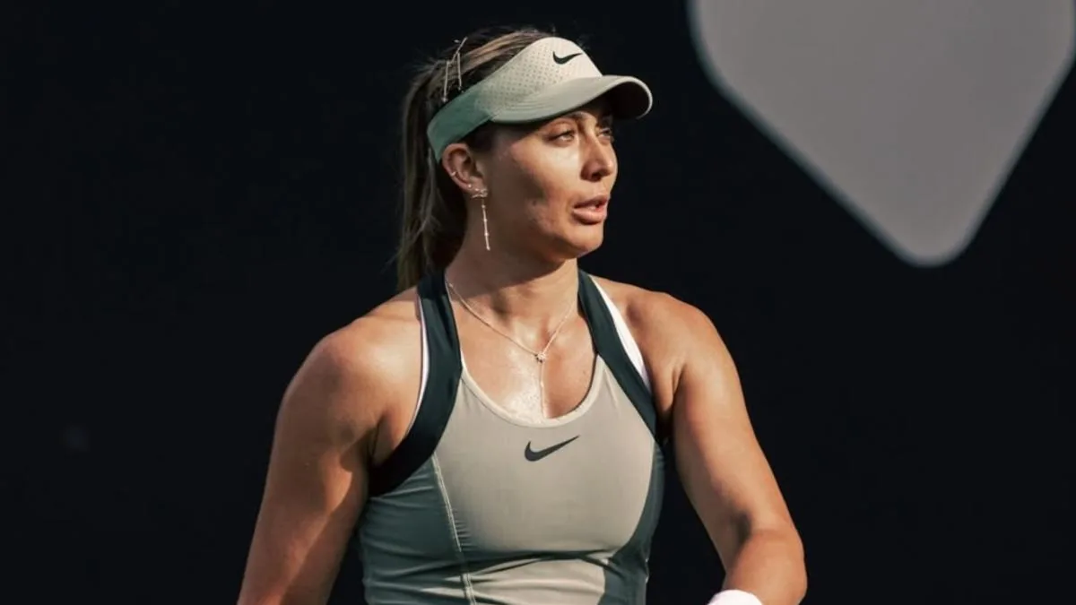 Paula Badosa en pista de tenis durante Wimbledon luciendo concentrada