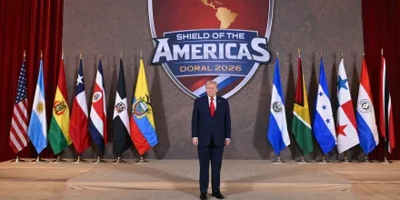 Mapa de América Latina con banderas de Colombia, El Salvador y Ecuador y símbolo de Estados Unidos representando alianzas políticas
