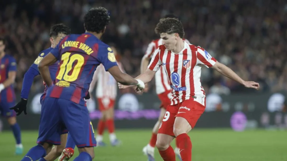 Comparativa gráfica de jugadores del FC Barcelona y Atlético de Madrid en campo de fútbol