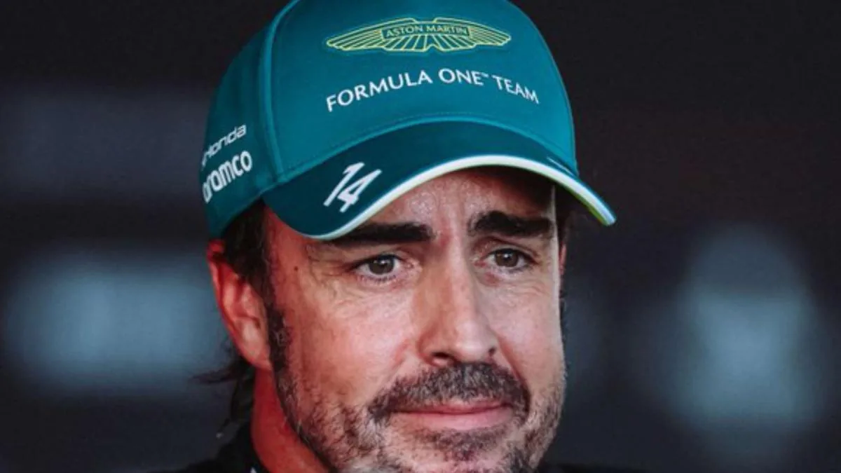 Fernando Alonso en su monoplaza de Aston Martin durante una carrera de Fórmula 1